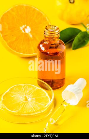 Illustrazione sull'uso della vitamina C nella fabbricazione dei cosmetici. Foto Stock