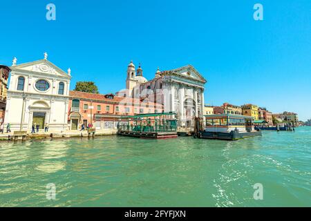 Venezia, Italia - 9 maggio 2021: Vista sul mare in traghetto, sul lungomare di Venezia e sugli edifici storici veneziani. Canale Giudecca con Santa Maria del Rosario Foto Stock