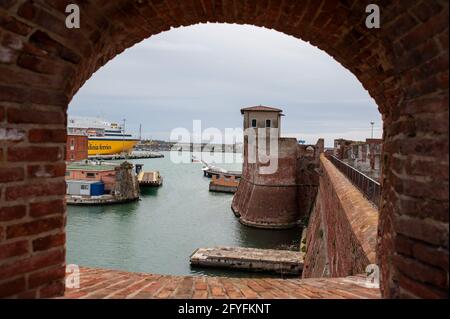 Livorno, Italia 15/05/2021: La Fortezza Vecchia nel Porto Mediceo. © Andrea Sabbadini Foto Stock