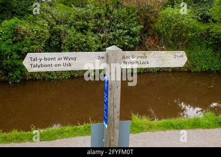 Cartello bilingue vicino a Brecon sul Monboccuthshire e Brecon Canal, Powys, Galles, Regno Unito Foto Stock