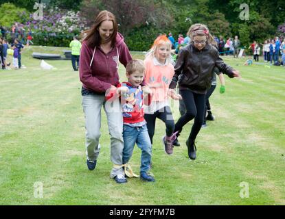 Gara a tre zampe per gli sport per bambini al Rhu Gala, Argyll, Scozia Foto Stock