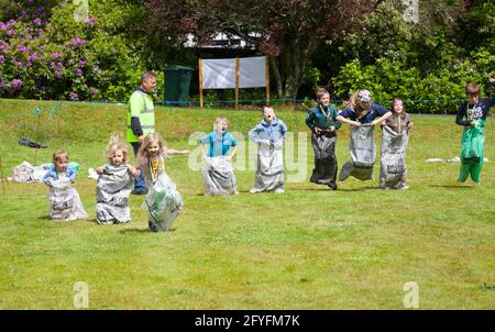 Gara di sacco e sport per bambini a Rhu Gala, Argyll, Scozia Foto Stock