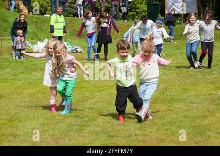 Gara a tre zampe per gli sport per bambini al Rhu Gala, Argyll, Scozia Foto Stock