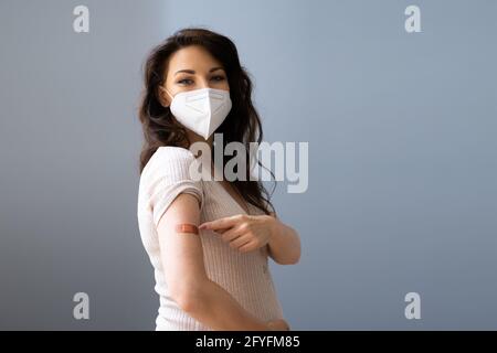 Vaccino di Covid iniettabile. Giovane donna incinta dopo la vaccinazione Foto Stock