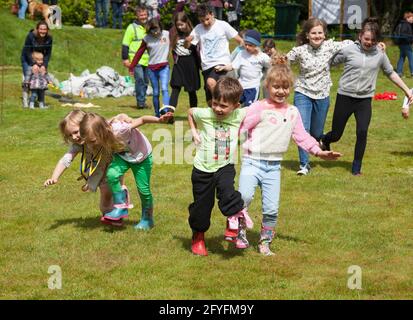 Gara a tre zampe per gli sport per bambini al Rhu Gala, Argyll, Scozia Foto Stock