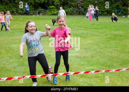 Gara a tre zampe per gli sport per bambini al Rhu Gala, Argyll, Scozia Foto Stock