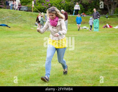 Gara di uova e cucchiai di mamma e sport per bambini a Rhu Gala, Argyll, Scozia Foto Stock