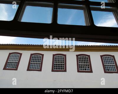 Tiradentes, Minas Gerais, Brasile - 07 luglio 2018: Case e architettura caratteristica nella città storica Tiradentes, all'interno di Minas Gerais Foto Stock