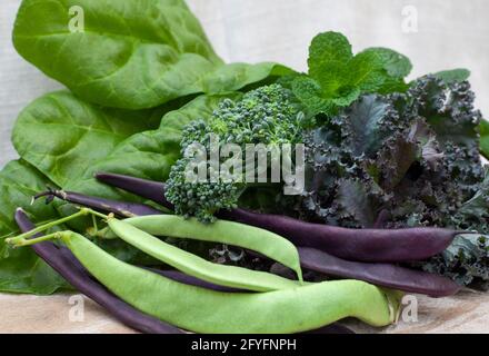 verdi frondosi raccolte di fresco con fagioli verdi colorati e broccoli Foto Stock