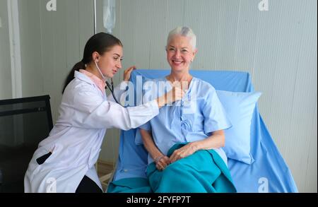 Femen medico e paziente anziano, femmina medico che fa esame medico ad una donna anziana Foto Stock