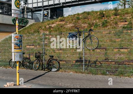 Una bicicletta pende su una recinzione Foto Stock