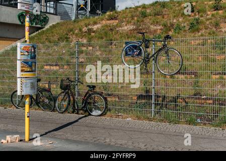 Una bicicletta pende su una recinzione Foto Stock