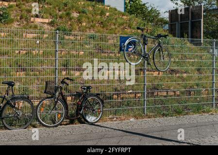 Una bicicletta pende su una recinzione Foto Stock