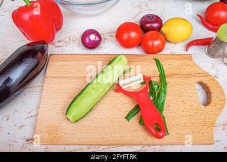 Prodotti alimentari sani sulla tavola in cucina. Foto Stock