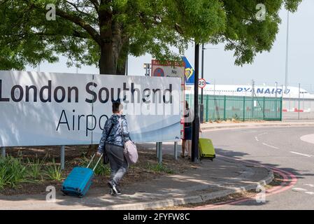 Aeroporto Southend di Londra, Essex, Regno Unito. 28 maggio 2021. I voli passeggeri sono stati riavviati dall'aeroporto Southend di Londra dopo una pausa di quasi cinque mesi con la partenza alle 06:35 per Alicante, Spagna, che è sulla lista d'ambra del Regno Unito. In seguito alla cancellazione dei voli Ryanair dopo l'ultimo servizio effettuato l'8 gennaio di quest'anno, l'aeroporto di Essex è stato privo di voli passeggeri. Il volo di ritorno da Alicante è atterrato con passeggeri che devono rispettare le nuove restrizioni. Seguiranno presto altri voli per destinazioni spagnole e portoghesi. Una famiglia che si dirige verso un aereo Ryanair Foto Stock