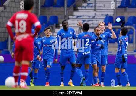 GENK, BELGIO - MAGGIO 20: Kristian Thorstvedt del KRC Genk festeggia dopo aver segnato il suo terzo gol con Bryan Heynen del KRC Genk, Daniel Munoz del K. Foto Stock