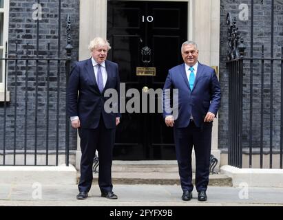 Londra, Inghilterra, Regno Unito. 28 maggio 2021. Il primo ministro britannico BORIS JOHNSON accoglie il primo ministro di HungaryÂ VIKTOR ORBAN al 10 di Downing Street per un incontro bilaterale. Credit: Tayfun Salci/ZUMA Wire/Alamy Live News Foto Stock