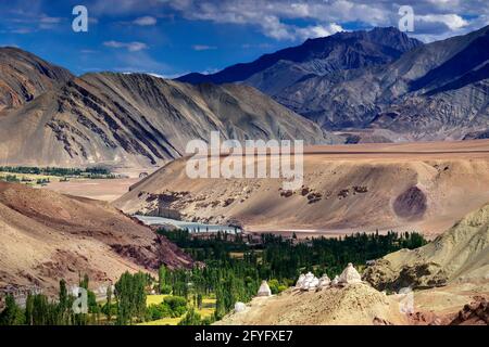 Paesaggio roccioso di Ladakh con valle verde nel mezzo, gioco di luce e ombra Jammu e Kashmir, Leh, India Foto Stock