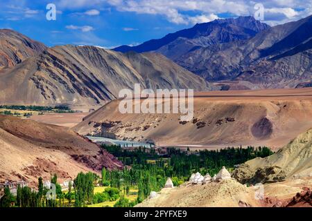 Vista dall'alto del paesaggio ladakh, campo verde a valle con montagne aride intorno, gioco di luce e ombra sulle montagne, Leh, Ladakh, India Foto Stock