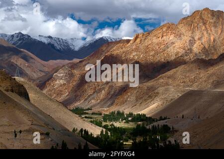 Bellissimo paesaggio roccioso di Ladakh con valle verde nel mezzo, gioco di luce e ombra sulle montagne Himalayane. Territorio dell'Unione, Ladakh, India Foto Stock