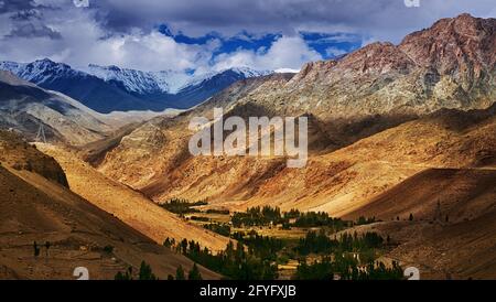 Bellissimo paesaggio roccioso di Ladakh con valle verde nel mezzo, gioco di luce e ombra, Jammu e Kashmir, Leh, India Foto Stock