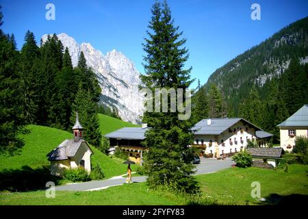 Vista su un villaggio idilliaco illuminato dal sole nelle Alpi Bavaresi, in Germania. Idylllisches Dorf in den Bayerischen Alpen, Ramsau, Berchtesgaden. Foto Stock