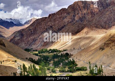 Paesaggio roccioso di Ladakh con valle verde nel mezzo, gioco di luce e ombra Jammu e Kashmir, Leh, India Foto Stock