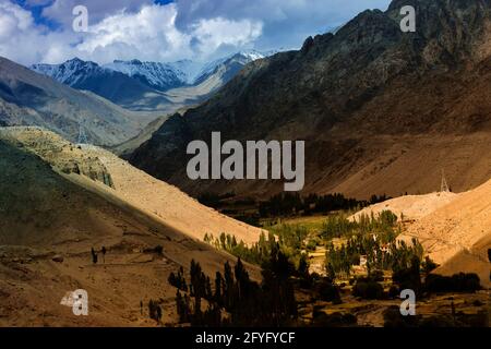 Gioco di luce e ombra sul bellissimo paesaggio roccioso di Ladakh con valle verde nel mezzo, Jammu e Kashmir, Leh, India. Ladakh è un turista a. Foto Stock