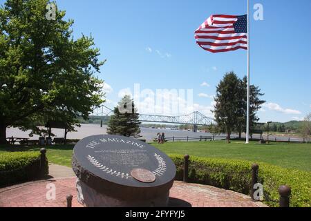 Vista della confluenza dei fiumi Ohio e Kanawha dal Tu-Endie-Wei state Park, West Virginia, USA. Il parco commemora la Battaglia di Point Pleasant del 1774. Foto Stock