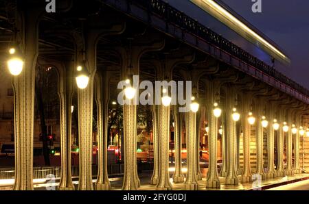 FRANCIA. METRO PARIGI (75), PONT DE BIR-HAKEIM. PONTE BIR-HAKEIM, EX PONT DE PARIS È IL PONTE SULLA SENNA, LA PRIMA VERSIONE DATA 1878 Foto Stock