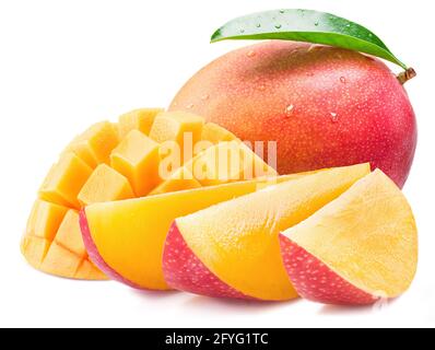 Frutto di mango con cubetti di mango e foglie isolate su sfondo bianco. Cibo biologico. Foto Stock