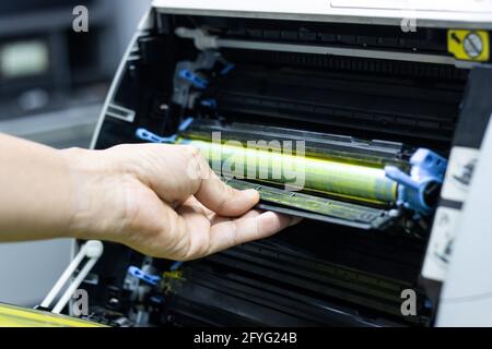 Tecnici che sostituiscono il toner nella riparazione dei materiali di consumo per ufficio della stampante laser Concept Foto Stock