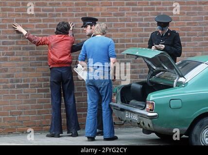 BELFAST, REGNO UNITO - SETTEMBRE 1978. RUC, Royal Ulster Constabulary, poliziotto di pattuglia a Belfast durante le difficoltà, Irlanda del Nord, anni '70 Foto Stock