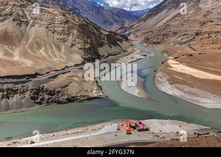 Vista panoramica della confluenza del fiume Zanskar da sinistra e dei fiumi Indus da destra - Leh, Ladakh, Jammu e Kashmir, India. Famoso punto turistico. Foto Stock