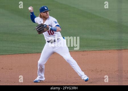 Il terzo baseman di Los Angeles Dodgers Justin Turner (10) getta alla prima base per un'uscita durante una partita di MLB contro i giganti di San Francisco, giovedì, maggio Foto Stock