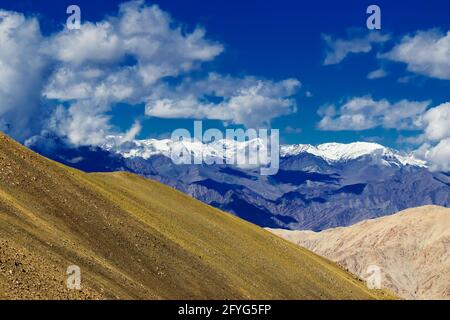 Vista aerea delle vette innevate, paesaggio Leh ladakh, luce e ombra, Jammu e Kashmir, India Foto Stock