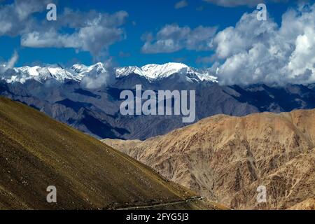 Vista aerea delle vette innevate, paesaggio Leh ladakh, luce e ombra, Jammu e Kashmir, India Foto Stock