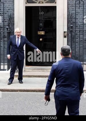 Il primo ministro britannico Boris Johnson dà il benvenuto al PM ungherese Viktor Mihály Orbán a 10 Downing Street il 28 maggio 2021, come viene interrogato dalla stampa. Foto Stock