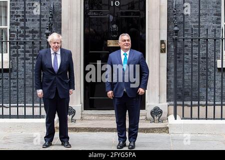 Il primo ministro britannico Boris Johnson dà il benvenuto al PM ungherese Viktor Mihály Orbán a 10 Downing Street il 28 maggio 2021, come viene interrogato dalla stampa. Foto Stock