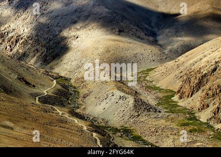 Vista aerea del paesaggio montano dell'Himalaya, gioco di luce e ombra, Jammu e Kashmir, Leh, Ladakh, India Foto Stock