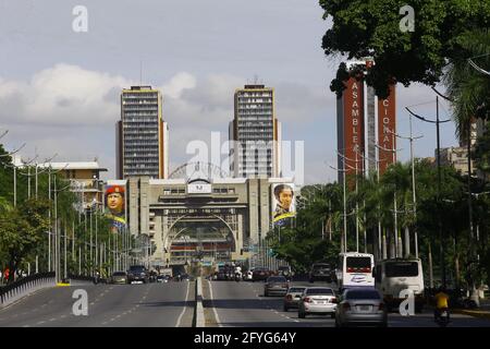 Caracas, capitale del Distrito, Venezuela. 27 maggio 2021. 28 maggio 2021. Bolivar Avenue, sullo sfondo si possono vedere le torri di El Silencio(L) e l'Assemblea Nazionale (R), nella città di Caracas, quartiere della capitale. E capitale della repubblica del Venezuela. Foto: Juan Carlos Hernandez credito: Juan Carlos Hernandez/ZUMA Wire/Alamy Live News Foto Stock