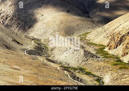 Vista aerea del paesaggio ladakh, gioco di luce e ombra sulla roccia di Himalaya, bellissimo paesaggio di Leh, Ladakh, Jammu e Kashmir, India Foto Stock