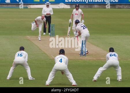 Chester le Street, Inghilterra, 28 maggio 2021. Alastair Cook, in battuta per l'Essex, è guidato da Chris Rushworth dei Durham nel loro LV= County Championship, Group 1 Match al Riverside Ground, Chester le Street. Crediti: Colin Edwards/Alamy Live News. Foto Stock