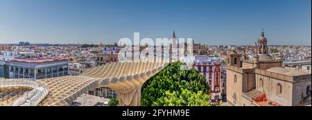 Vista panoramica sulla città vecchia, Siviglia, Andalusia, Spagna Foto Stock