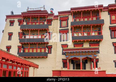 Stok palazzo, con vista sui montians Himalayan - è un famoso tempio buddista in, Leh, Ladakh, Jammu e Kashmir, India. Foto Stock