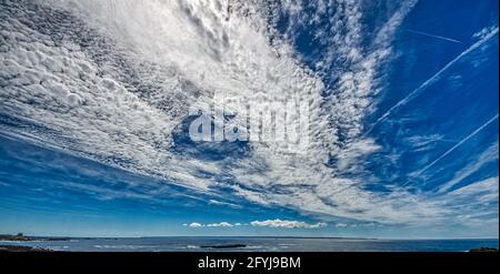 Bizzarre nuvole nel cielo della Cote Sauvage nella penisola di Quiberon, regione Morbihan in Bretagna, Francia. Immagine HDR Foto Stock