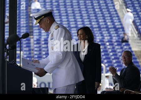 Annapolis, Stati Uniti. 28 maggio 2021. Il Vice Presidente Kamala Harris è stato introdotto dal Vice Ammiraglio Sean S. Buck, il 63° sovrintendente della US Naval Academy, prima di consegnare il discorso di apertura per la cerimonia di laurea e di commissioning della United States Naval Academy Class of 2021 a Annapolis, Maryland, venerdì 28 maggio 2021. Foto di Alex Edelman/UPI Credit: UPI/Alamy Live News Foto Stock