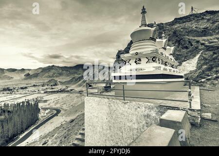 Monastero di Thiksay con vista sui monti dell'Himalaya e cielo blu con nuvole bianche sullo sfondo, Ladakh, Jammu e Kashmir, India. Immagine filtrata. Foto Stock