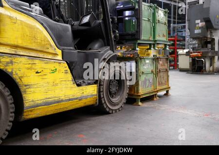 Caricatore elevatore a forche. Attrezzatura del transpallet al magazzino. Foto di alta qualità Foto Stock