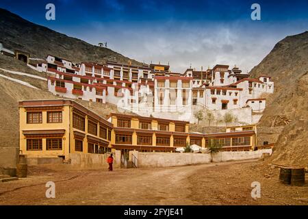 Monastero di Rizong con vista sui montians dell'Himalaya - è un famoso tempio buddista in, Leh, Ladakh, Jammu e Kashmir, India. Foto Stock